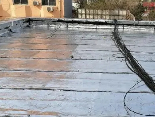大足卫生间漏水维修公司分享下大足屋面楼顶防水刚性防水层施工要点。